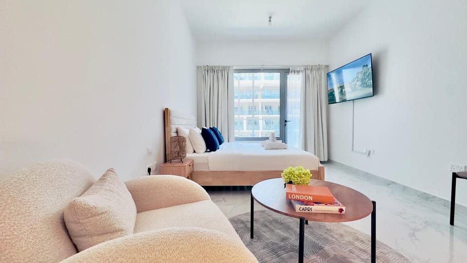 Bed, TV and multimedia, Living room, Photo of the whole room
