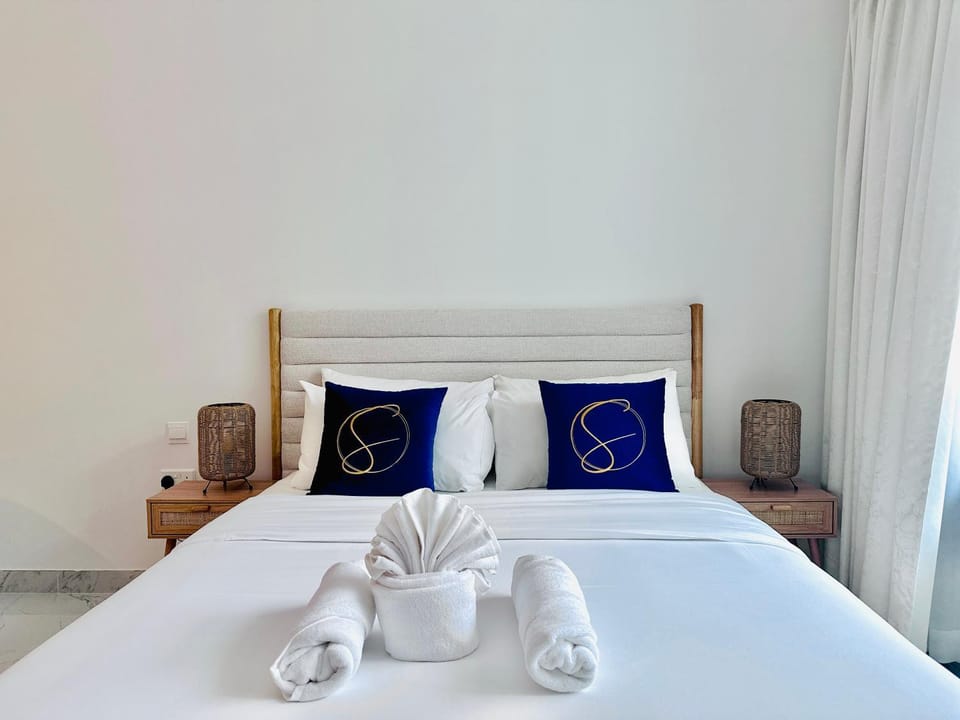 Bed, Bedroom, towels
