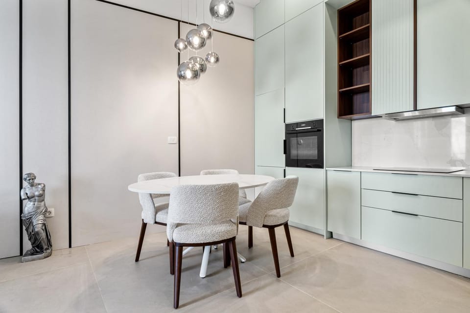 Kitchen or kitchenette, Dining area, oven