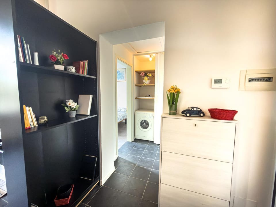 Kitchen or kitchenette, oven, wardrobe, washing machine
