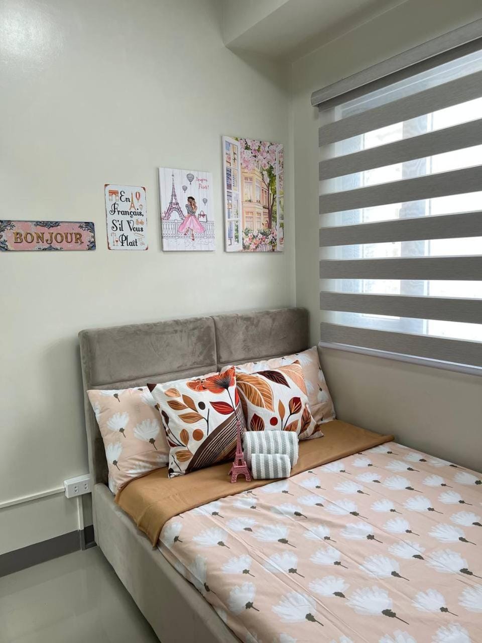 Bed, Living room, Photo of the whole room, Seating area, Bedroom