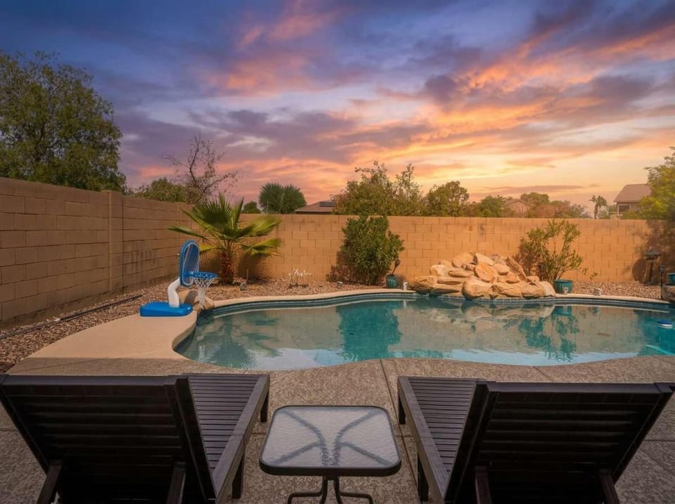 Desert Retreat - Pool - Fire Pit - Family Games House in Surprise