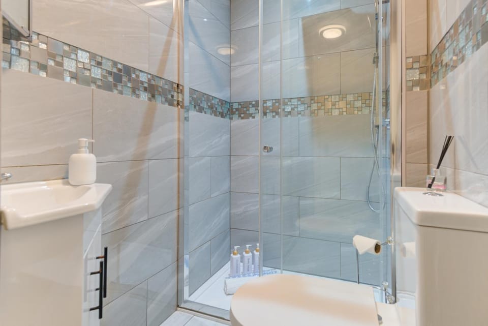 Shower, Toilet, Bathroom, towels