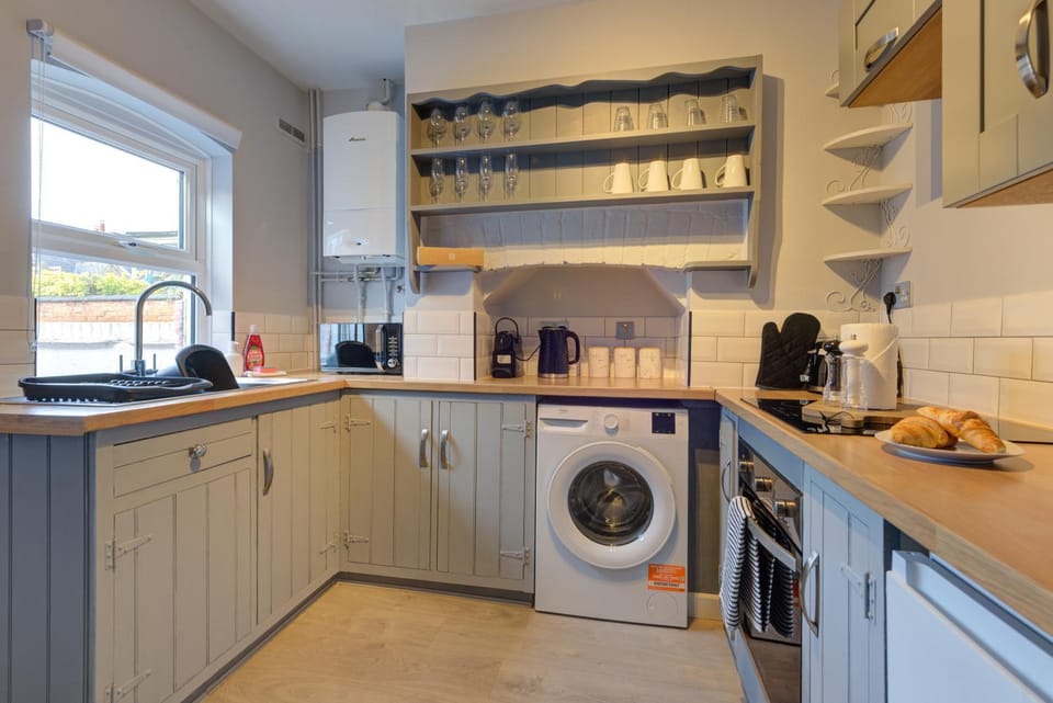 Coffee/tea facilities, Kitchen or kitchenette, oven, stove, toaster, washing machine