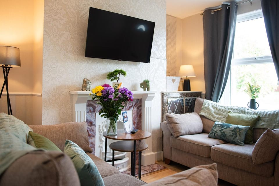 TV and multimedia, Living room, Seating area, Evening entertainment