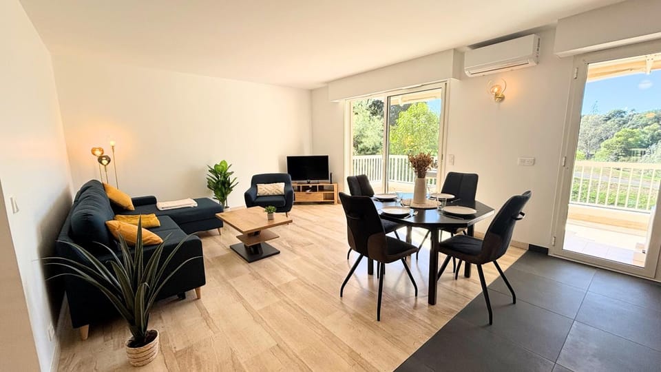 Patio, TV and multimedia, Living room, Seating area, Dining area