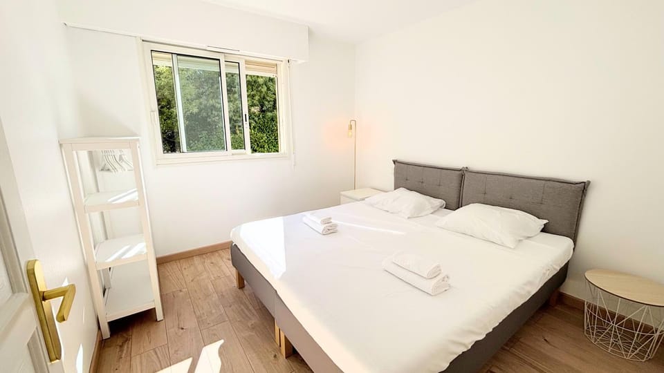 Bed, Photo of the whole room, Bedroom, towels, wardrobe