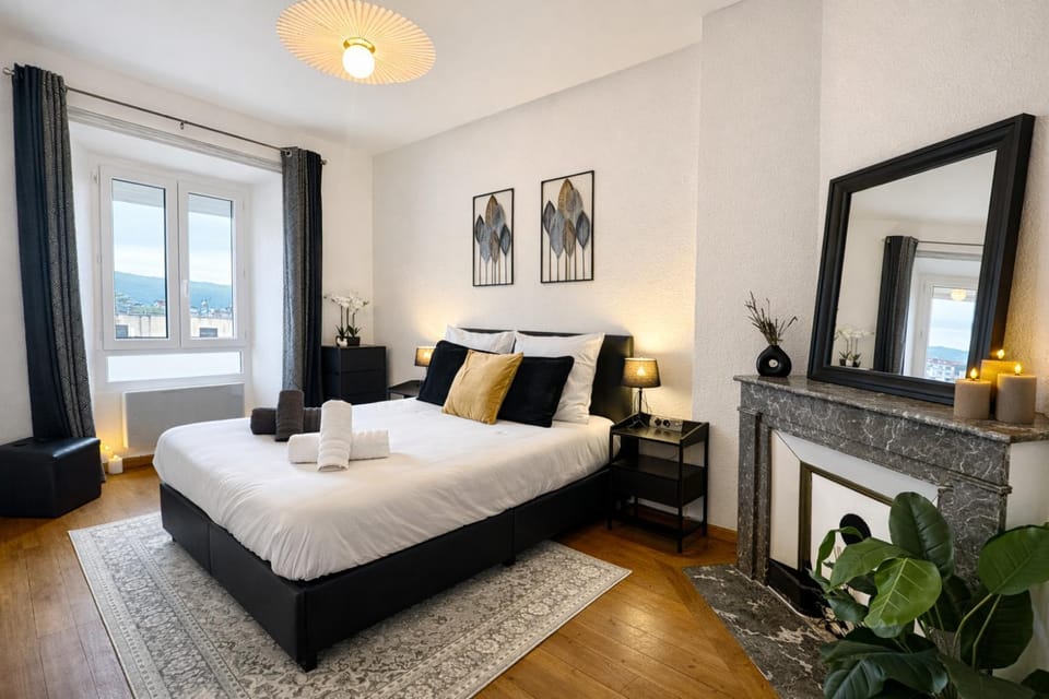 Bed, Photo of the whole room, Bedroom, City view, Quiet street view, towels, wardrobe