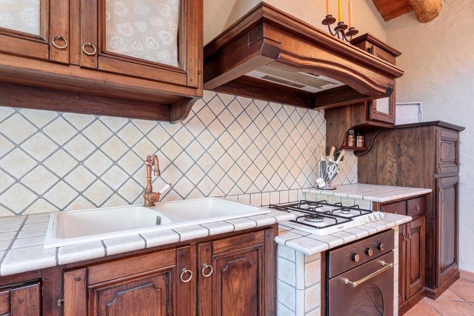 Kitchen or kitchenette, dishwasher, stove