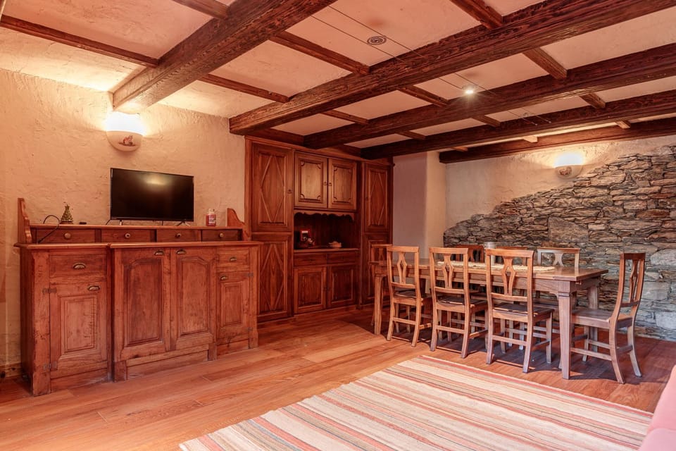 TV and multimedia, Dining area, Bedroom
