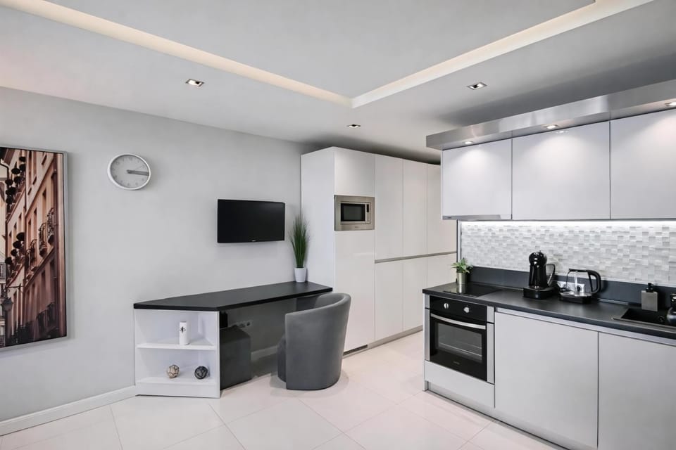 TV and multimedia, Living room, microwave, wardrobe, kitchen