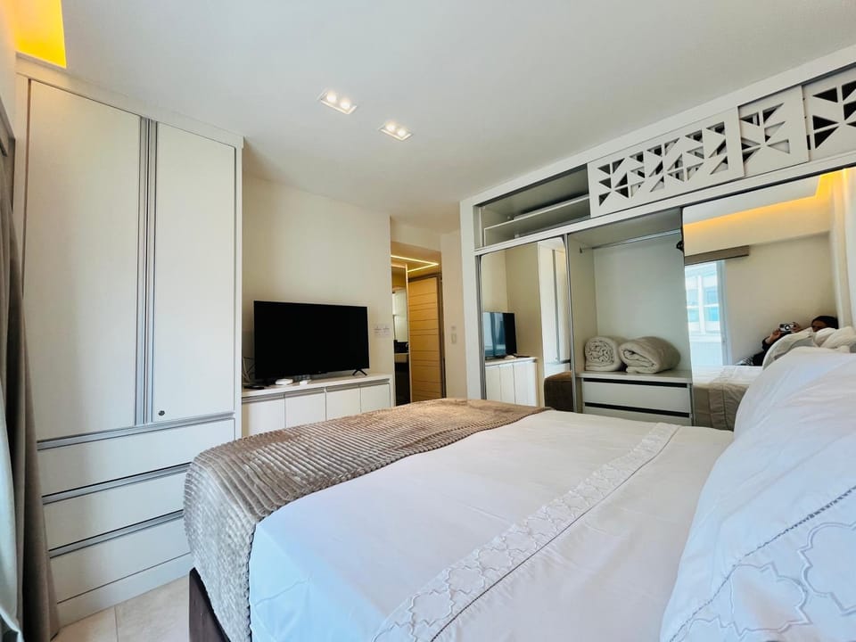 Photo of the whole room, Bedroom, wardrobe, air conditioner