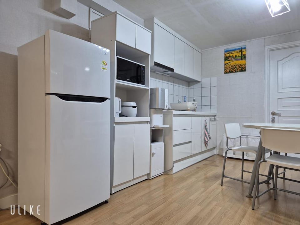 Kitchen or kitchenette, Dining area, minibar