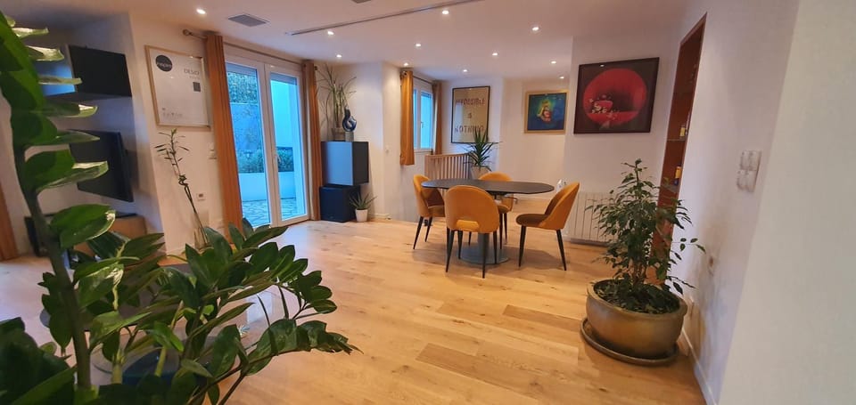 Superbe logement au style Londonien Avec Cinema Ideal pour des grandes familles et professionnels Apartment in Drancy