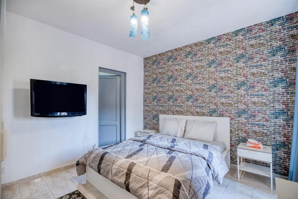 Bed, TV and multimedia, Photo of the whole room, Bedroom