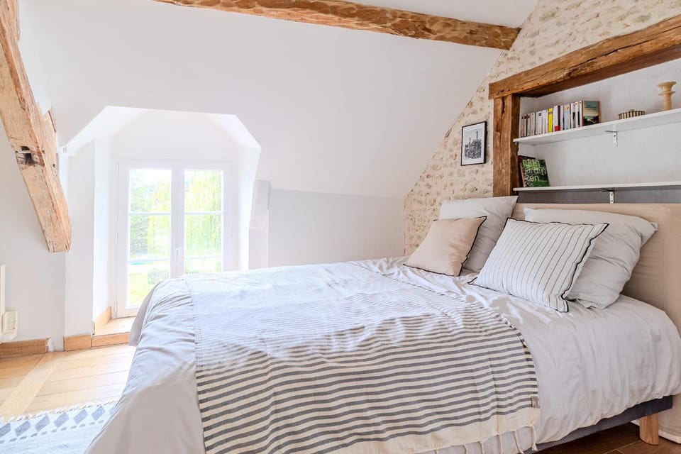 Bed, Library, Photo of the whole room, Bedroom