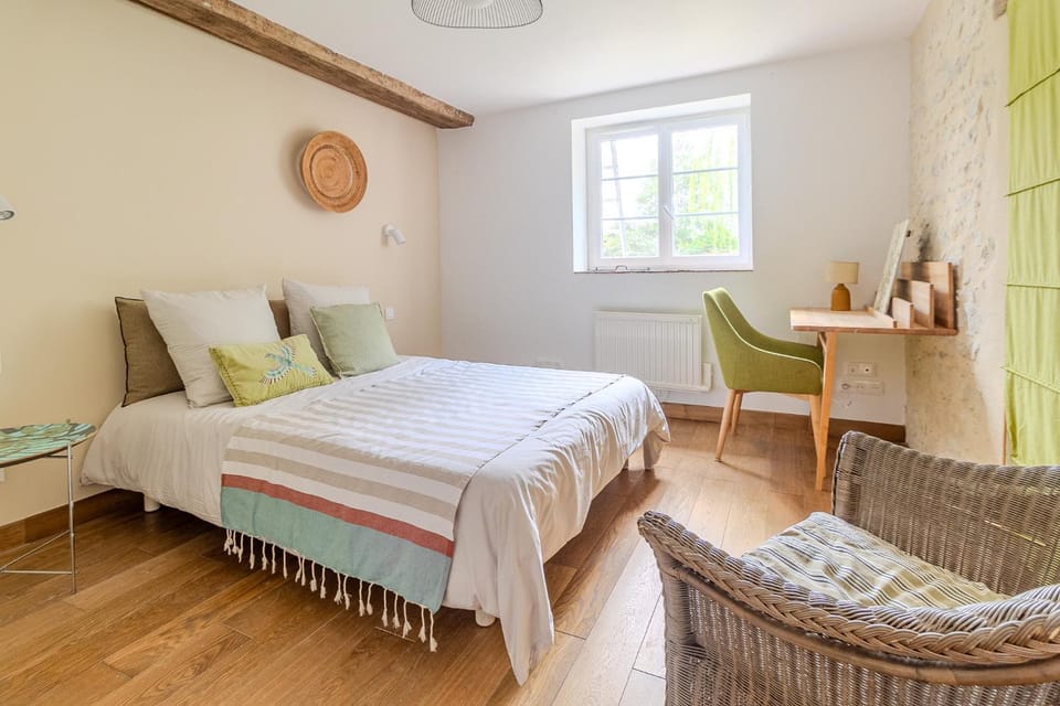 Bed, Photo of the whole room