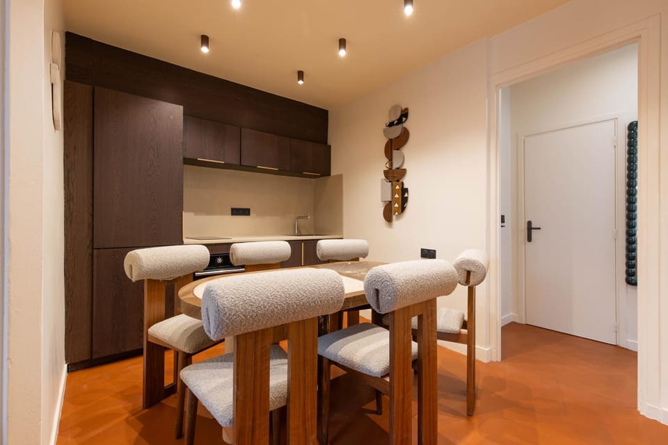 Kitchen or kitchenette, Seating area, Dining area