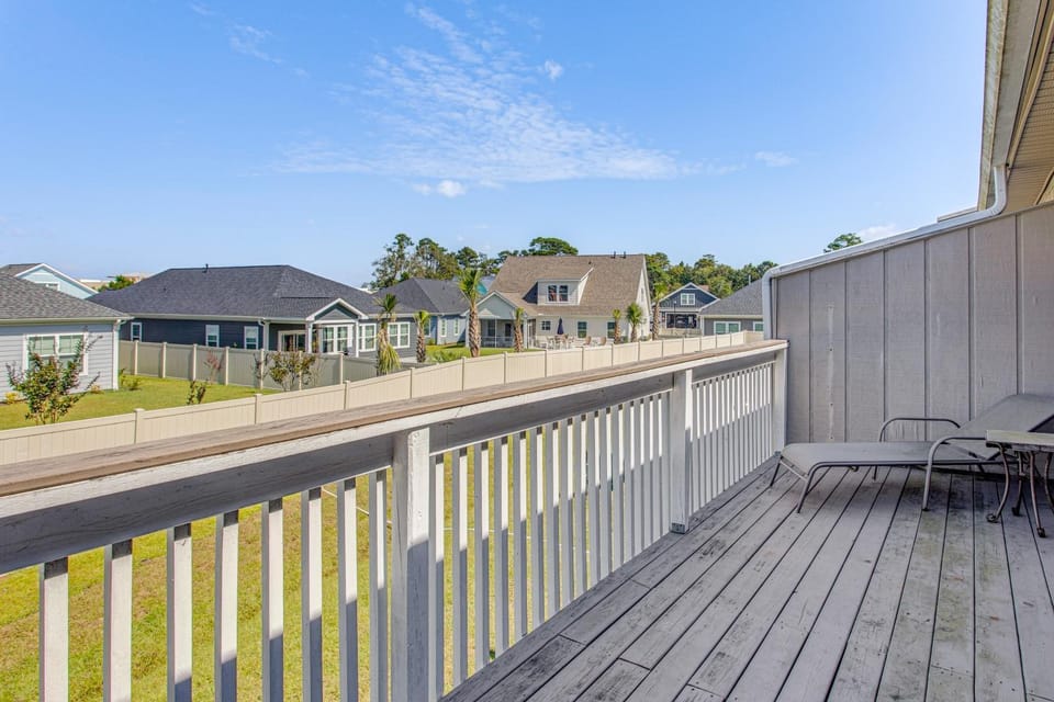 1 Mi to Cherry Grove Beach: Quiet Escape w/ Deck House in North Myrtle Beach