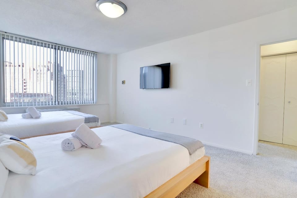 Bed, TV and multimedia, Bedroom, towels