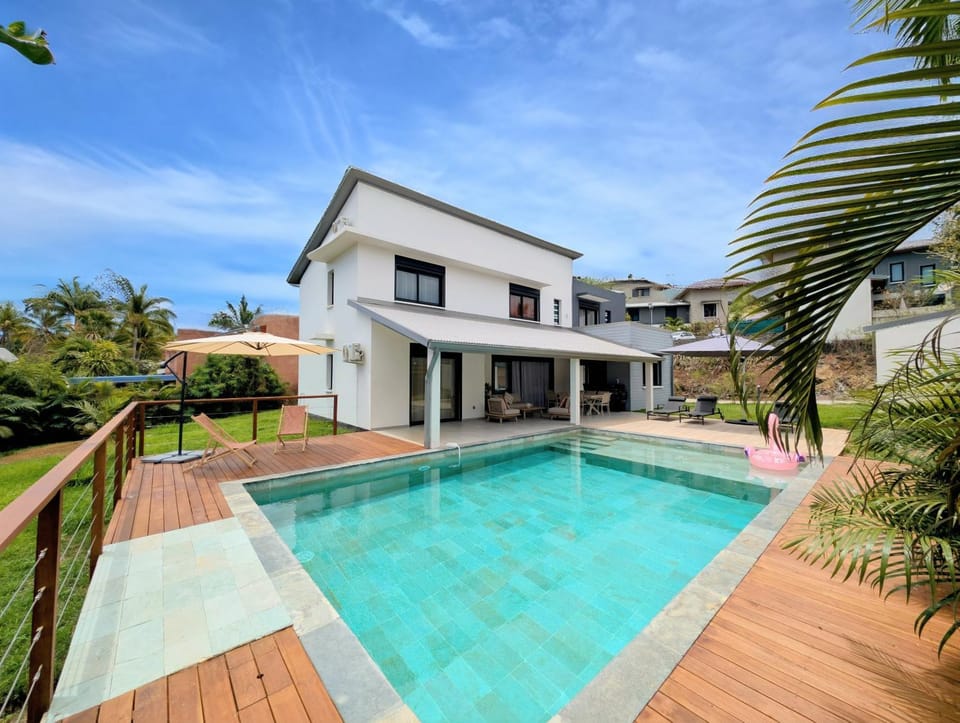 Property building, Day, Swimming pool