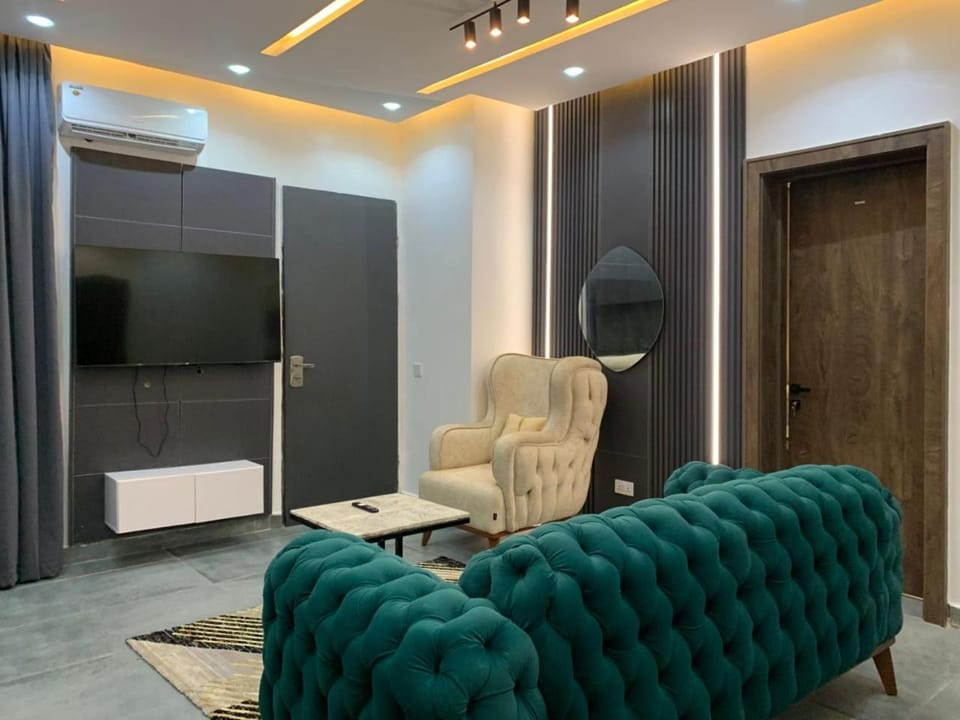 TV and multimedia, Living room, Seating area, air conditioner