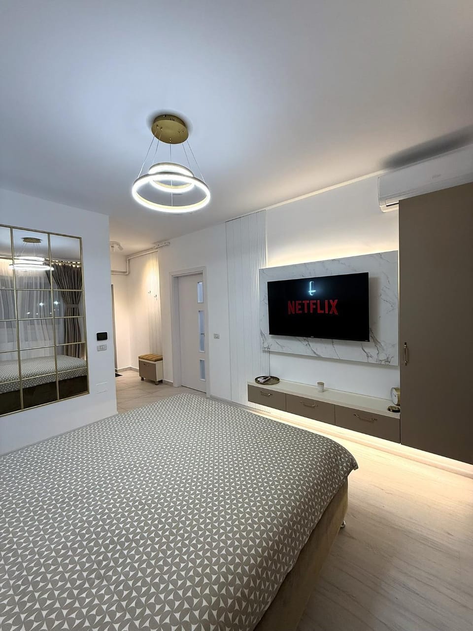 Bed, TV and multimedia, Bedroom