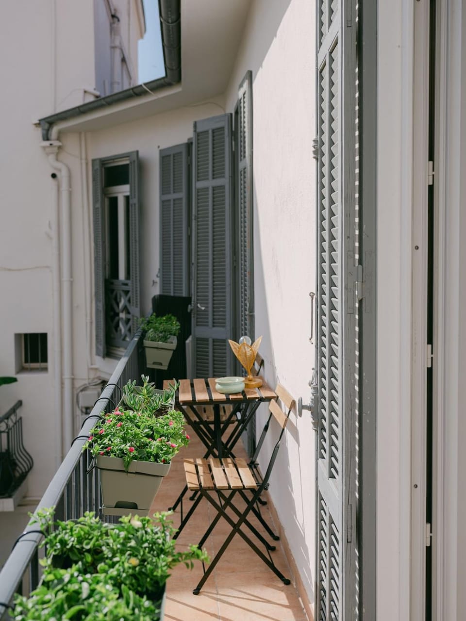 Property building, Patio, Balcony/Terrace