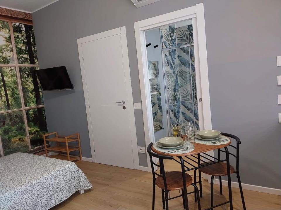 Bed, TV and multimedia, Living room, Photo of the whole room, Dining area, Bedroom