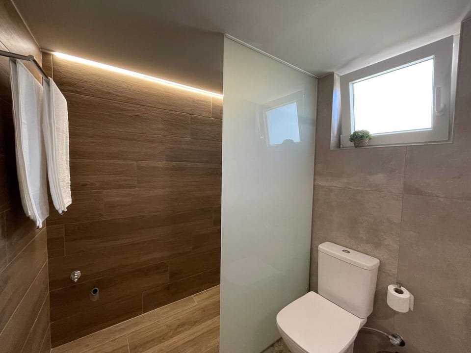 New Modern 2 Bd Flat Just Steps to Rethymno Beach Apartment in Rethymno