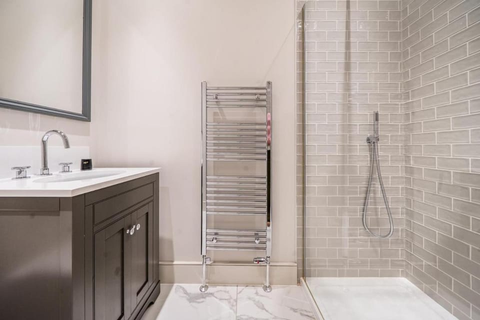 Modern Comfort in a Classic Bath Setting Apartment in Bath