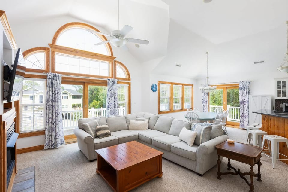 4min to Beach w Pool GameRoom & Fall '25 Hot Tub House in Corolla