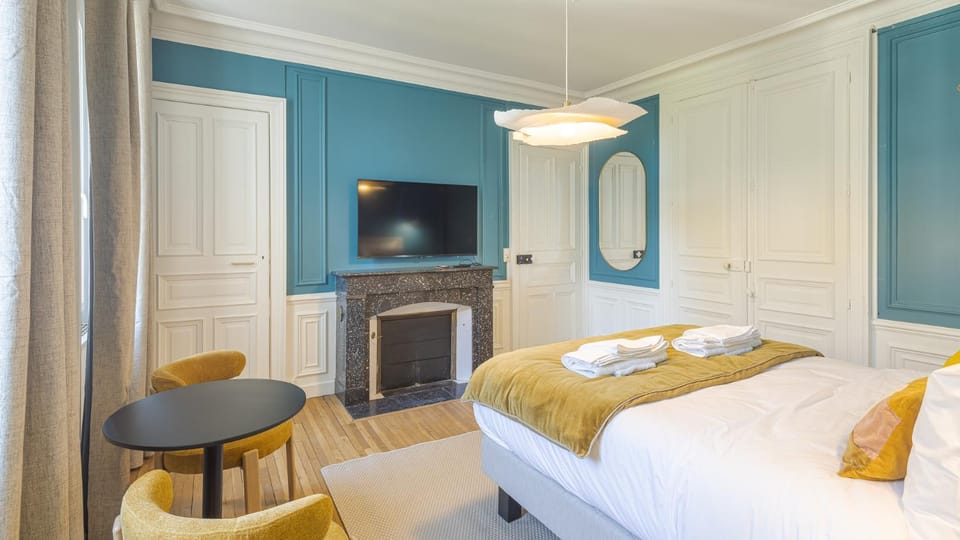 Bed, TV and multimedia, Bedroom