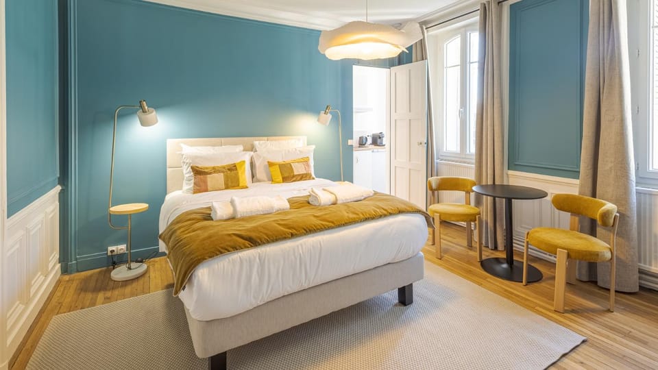 Bed, Dining area, Bedroom
