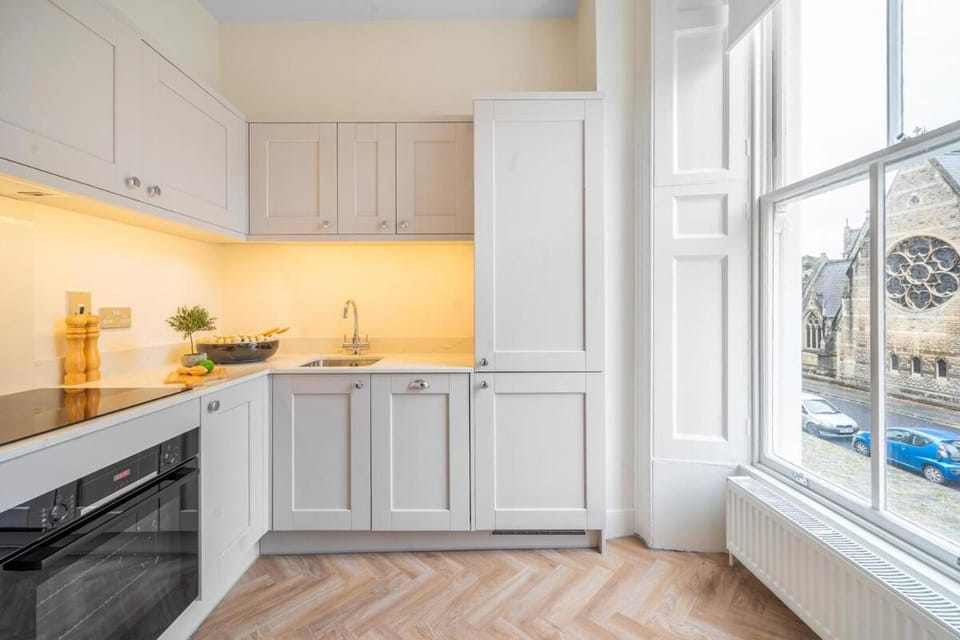 Bright and Spacious 1BR in Bath's Iconic Centre Apartment in Bath