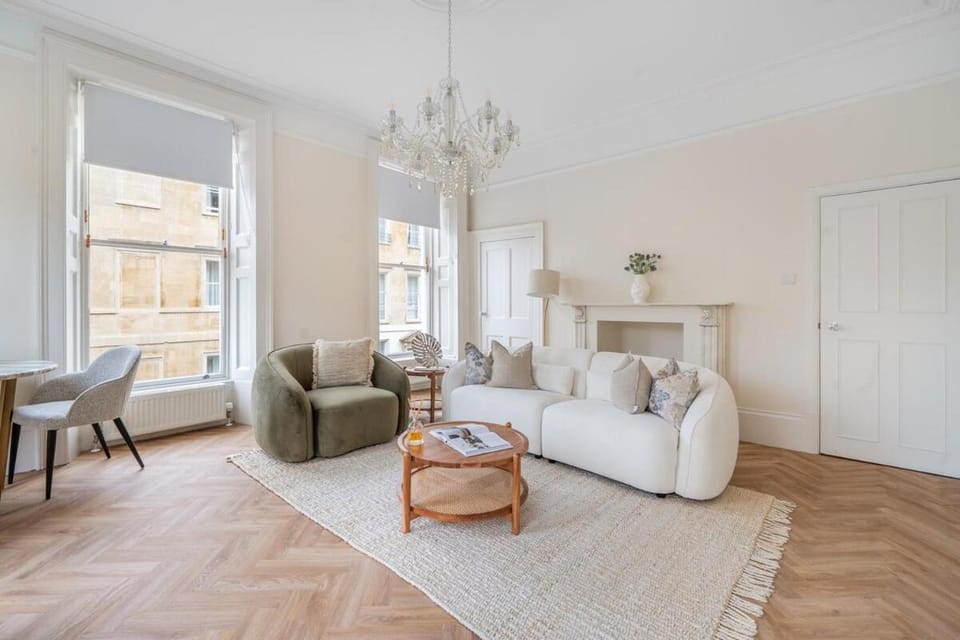 Bright and Spacious 1BR in Bath's Iconic Centre Apartment in Bath