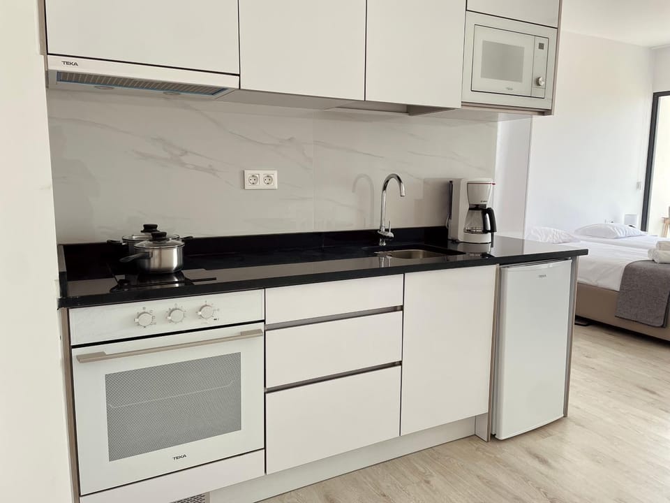 Kitchen or kitchenette, minibar, oven, stove