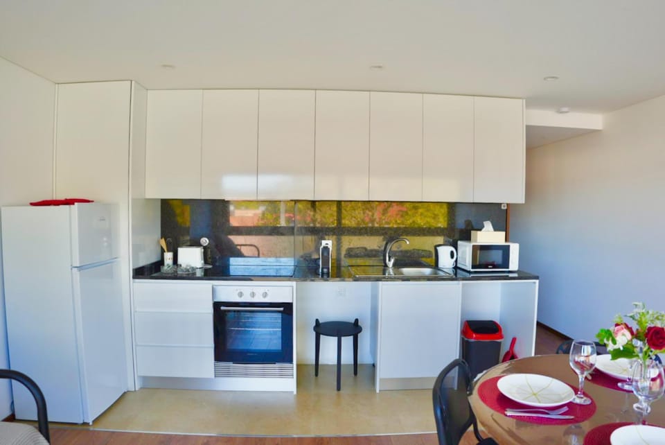 Coffee/tea facilities, Kitchen or kitchenette, oven, stove, toaster