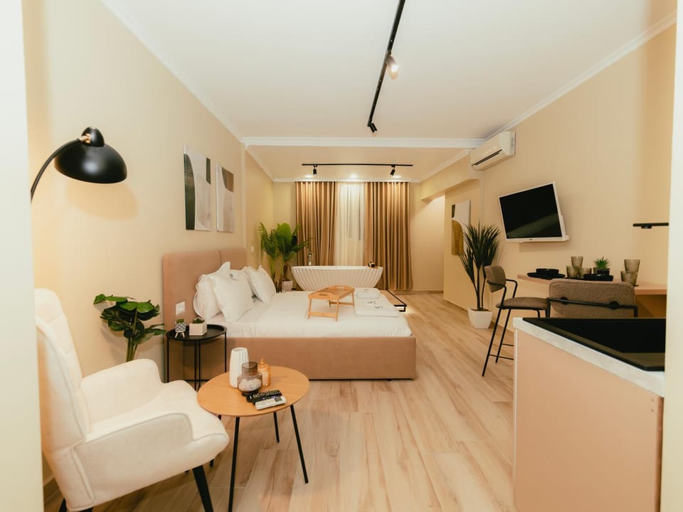 Communal lounge/ TV room, Bed, TV and multimedia, Kitchen or kitchenette, Living room, Photo of the whole room, Seating area, Dining area, Evening entertainment, Bedroom