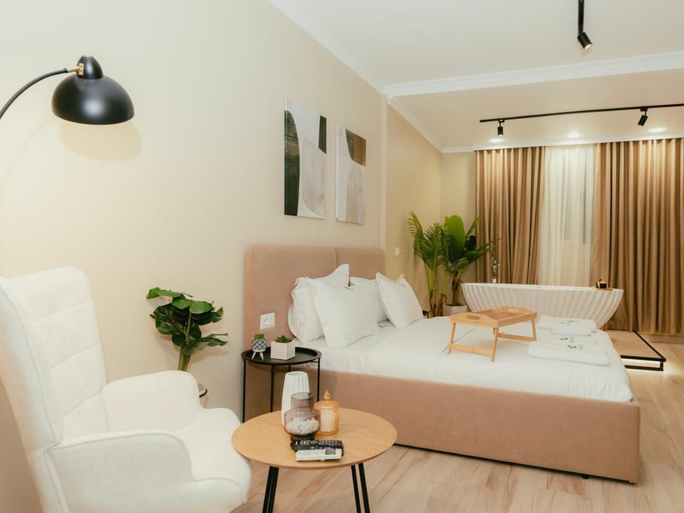 Bed, Living room, Photo of the whole room, Seating area, Bath
