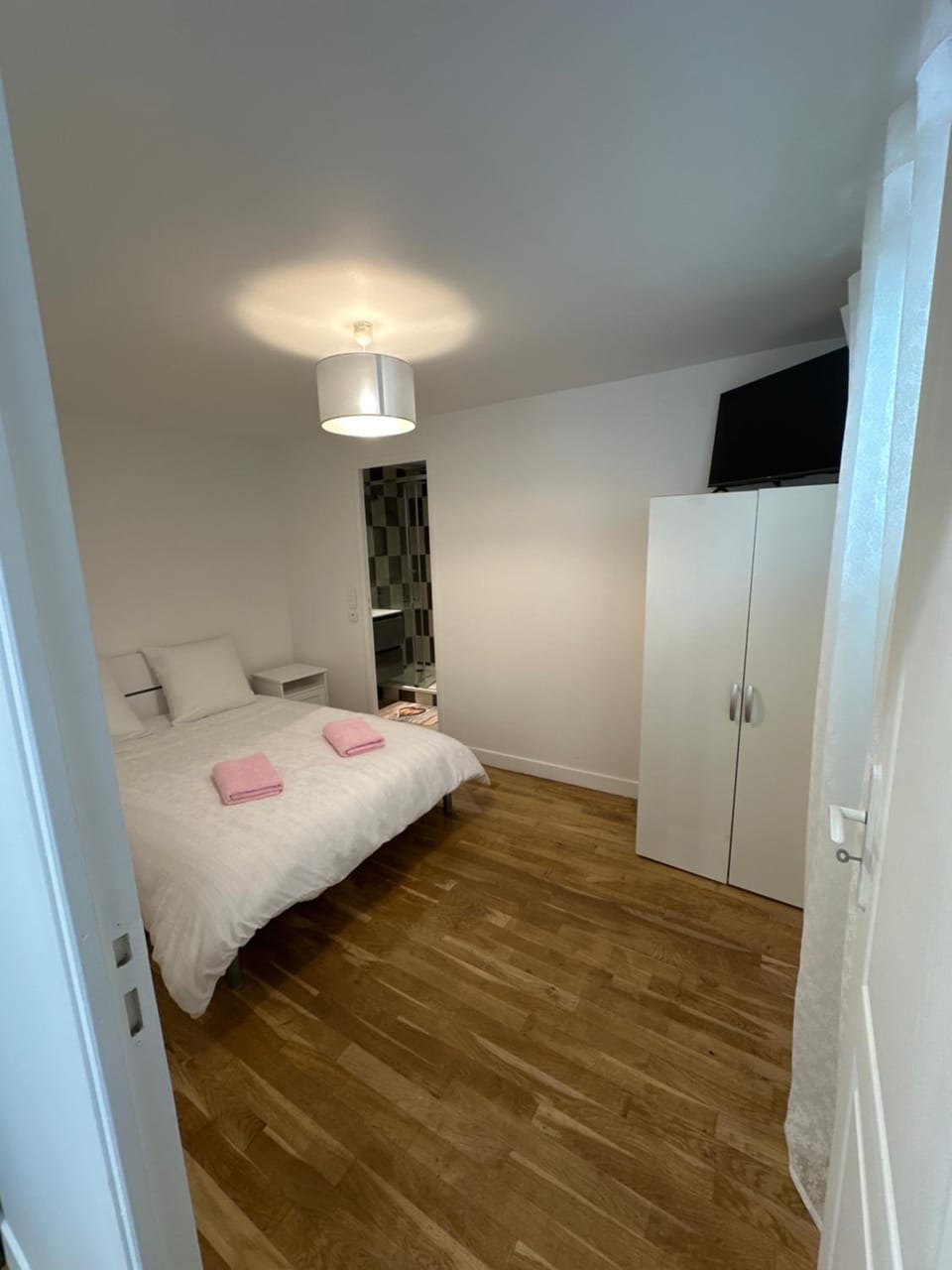 Bed, TV and multimedia, Photo of the whole room, Bedroom, wardrobe