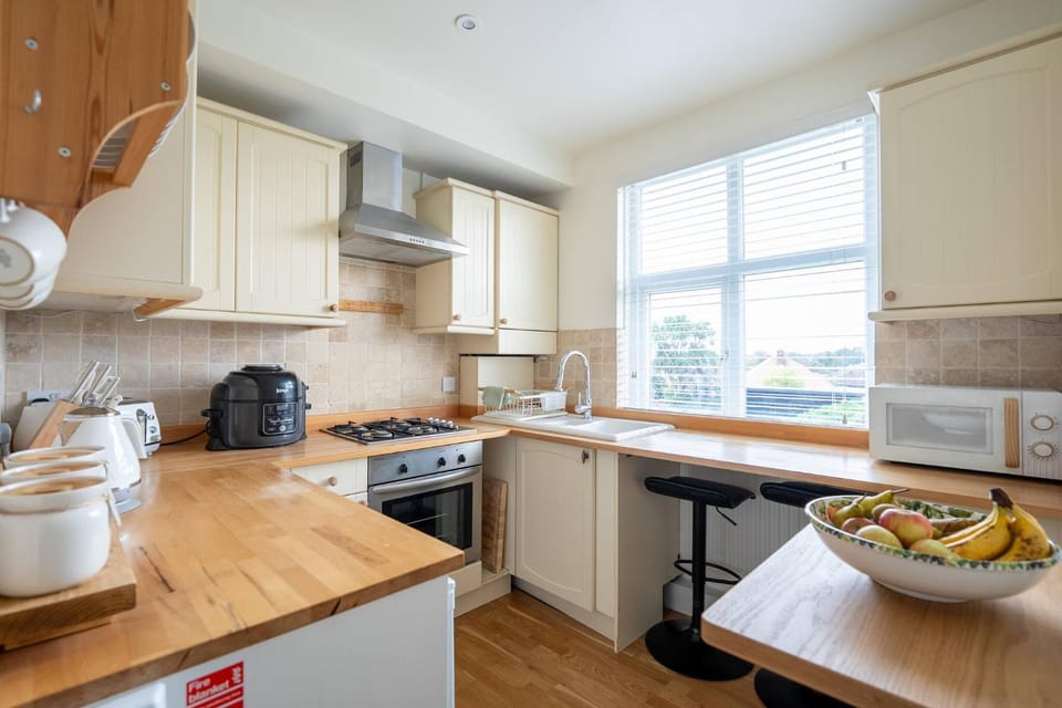 Coffee/tea facilities, Kitchen or kitchenette, Food and drinks, Dining area, Food, Garden view, Family, stove, toaster
