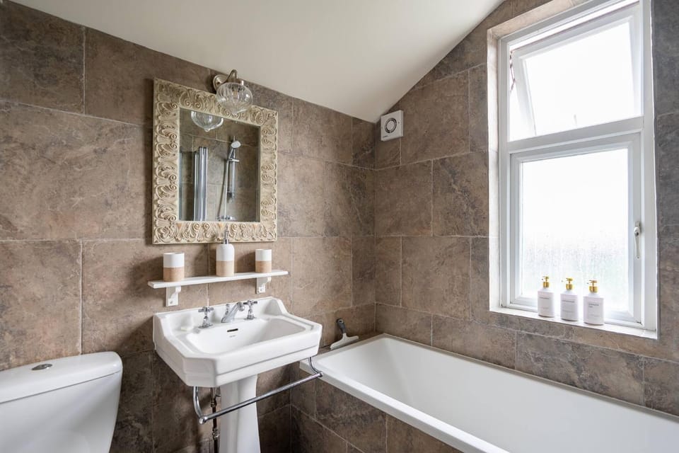 Shower, Toilet, Bathroom, Bath, bidet, towels