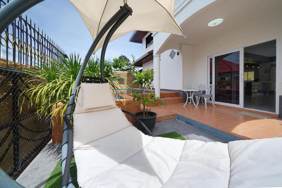Sunset Pool Villa House in Pattaya City
