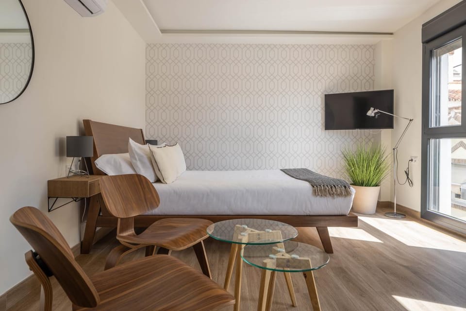 Bed, TV and multimedia, Living room, Photo of the whole room, Seating area, Bedroom, air conditioner