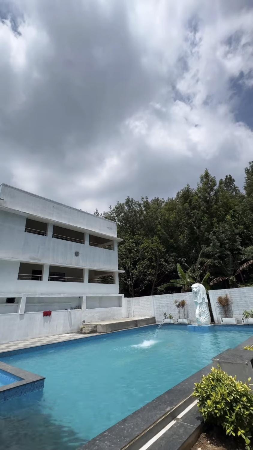 Property building, Day, Pool view, Swimming pool, sunbed