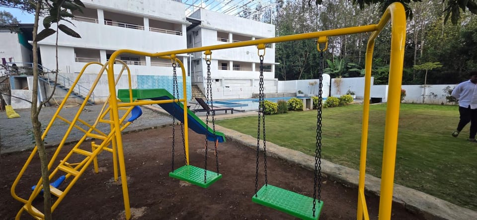 Communal lounge/ TV room, Day, Natural landscape, Children play ground, Garden, Evening entertainment, Garden view