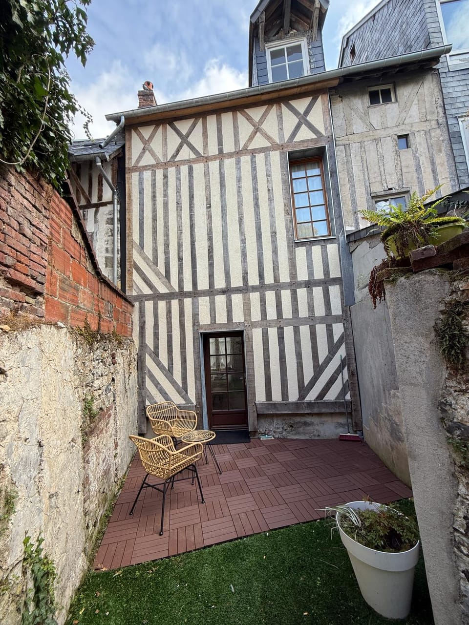 Property building, Patio, Garden, Balcony/Terrace