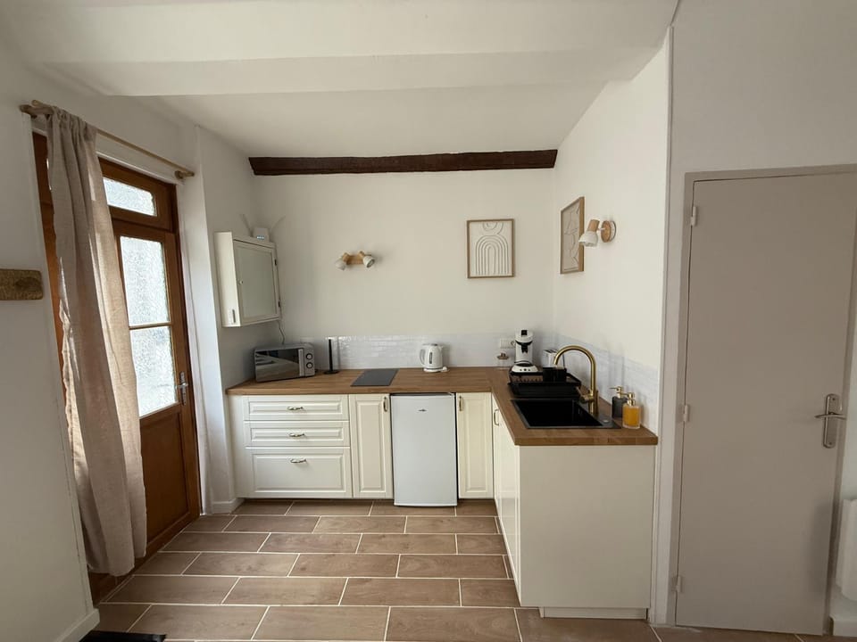 Coffee/tea facilities, microwave, stove, kitchen