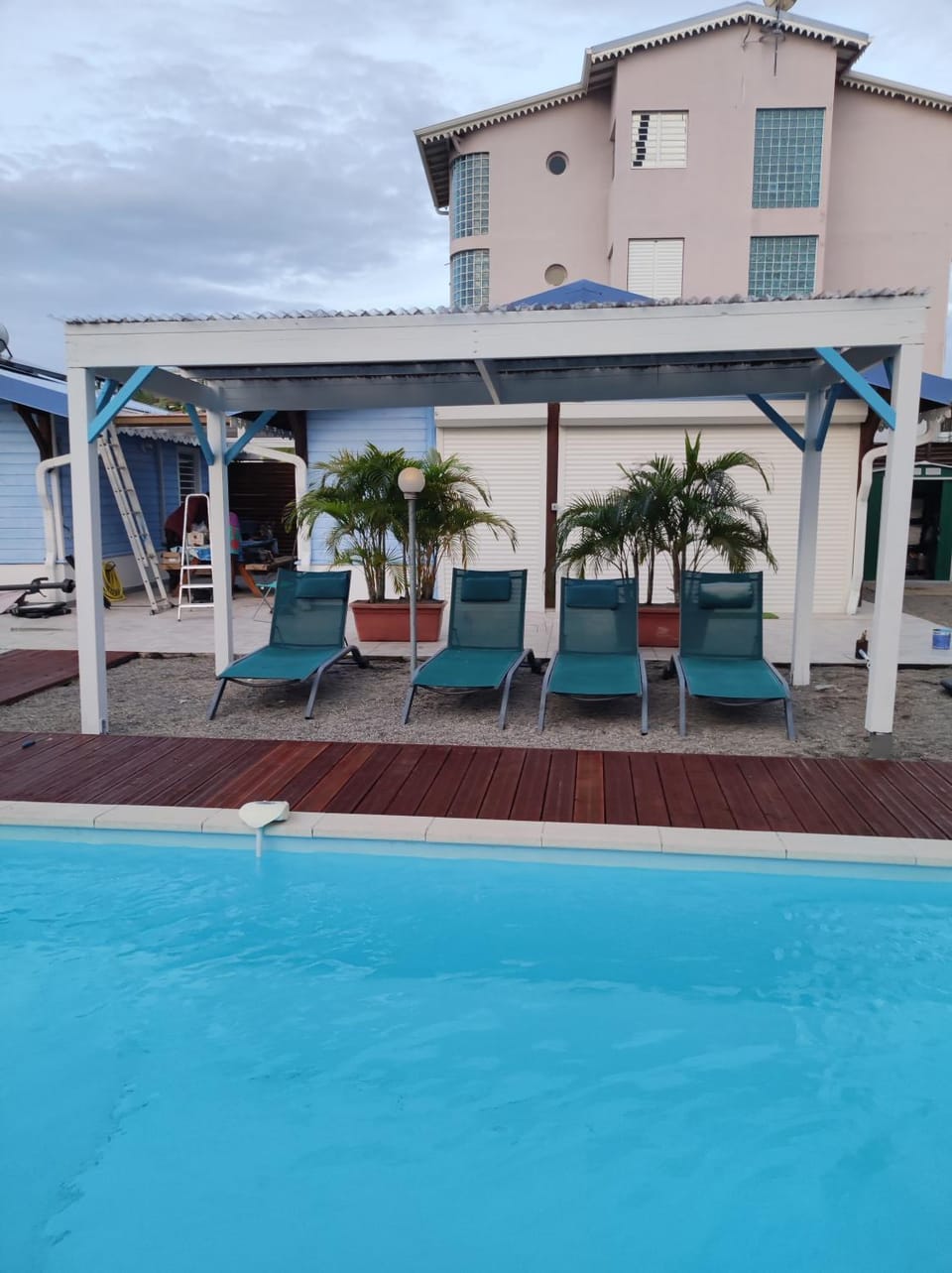 Property building, Patio, Day, Pool view, Swimming pool, sunbed
